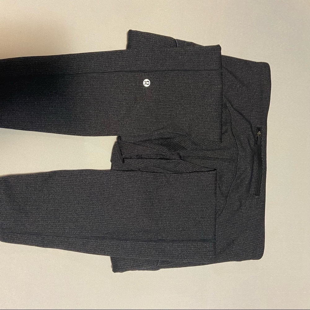 Grey Lululemon leggings with pockets